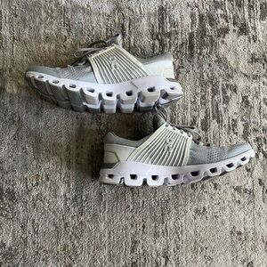 On Running Cloudswift Athletic Shoes in Light Gray and White 7.5